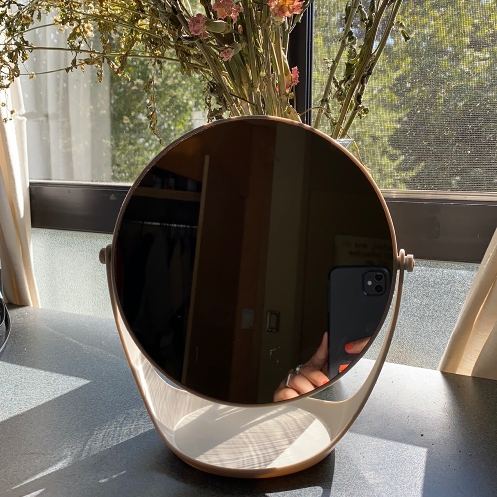 Vanity mirror